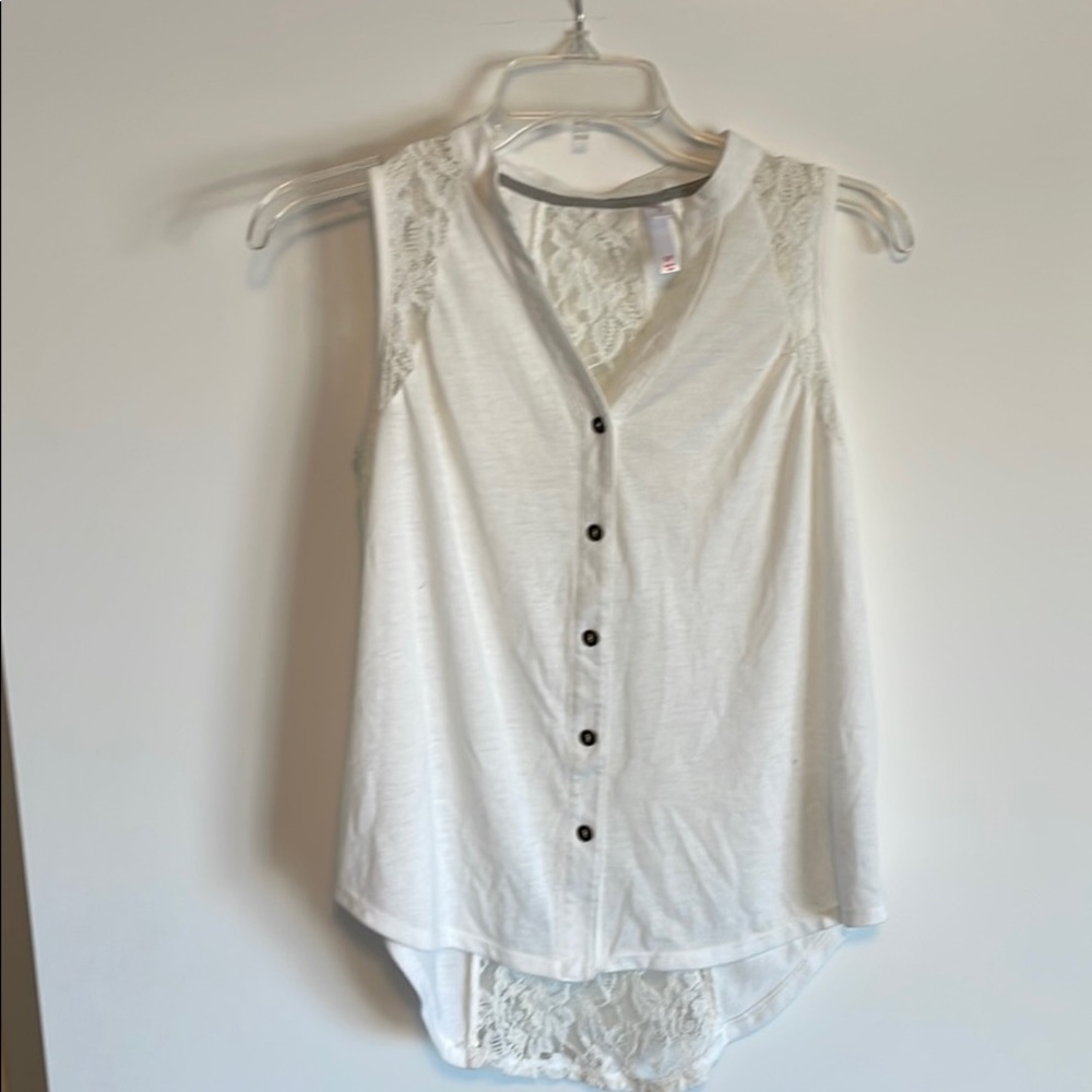 Whit tank top with open lace back